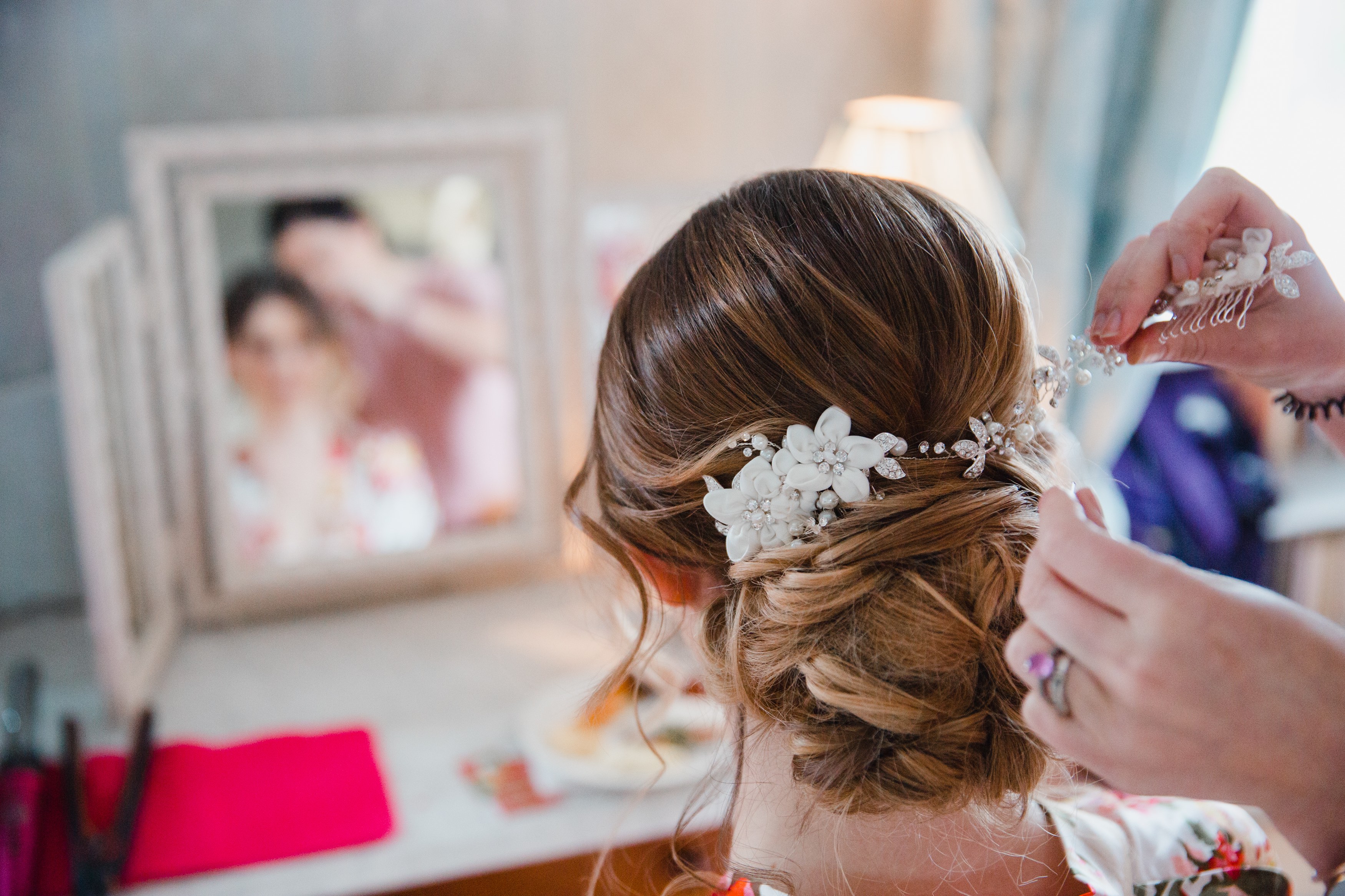 <alt="bridal hairstyle with hair accessory">
