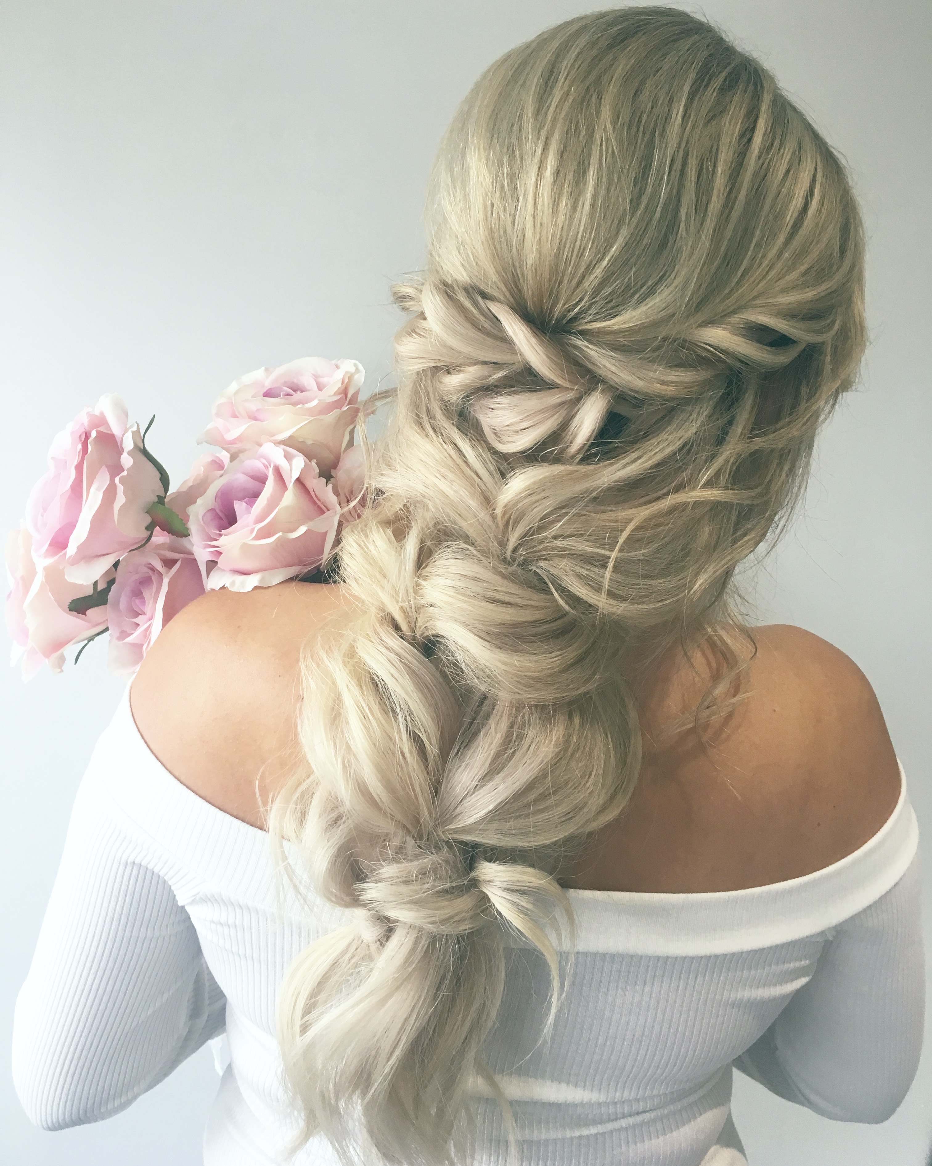 <alt="pretty bridal hair with braids">